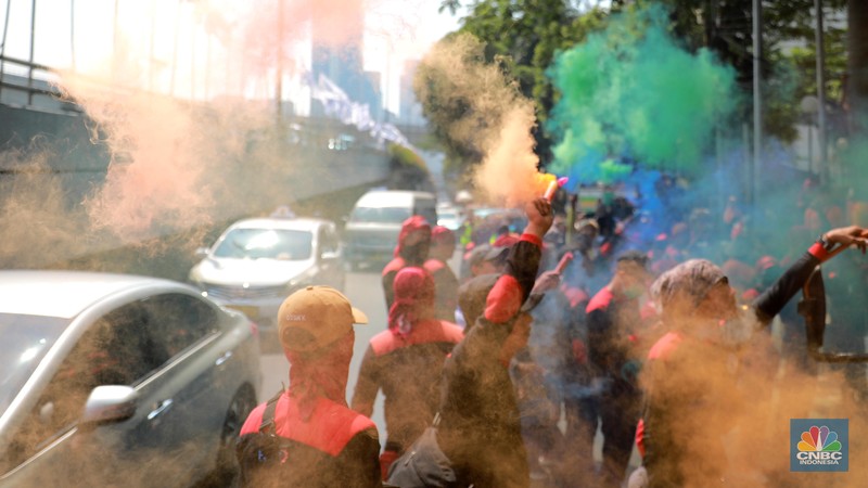 Aksi demonstrasi massa Partai Buruh dan Serikat Petani di depan Gedung Bulog, Kuningan, Jakarta Selatan, Senin (25/9). (CNBC Indonesia/Muhammad Sabki)