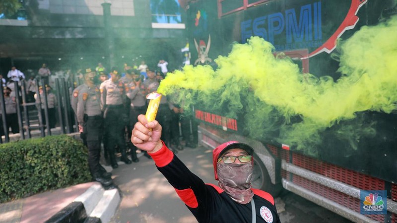 Aksi demonstrasi massa Partai Buruh dan Serikat Petani di depan Gedung Bulog, Kuningan, Jakarta Selatan, Senin (25/9). (CNBC Indonesia/Muhammad Sabki)