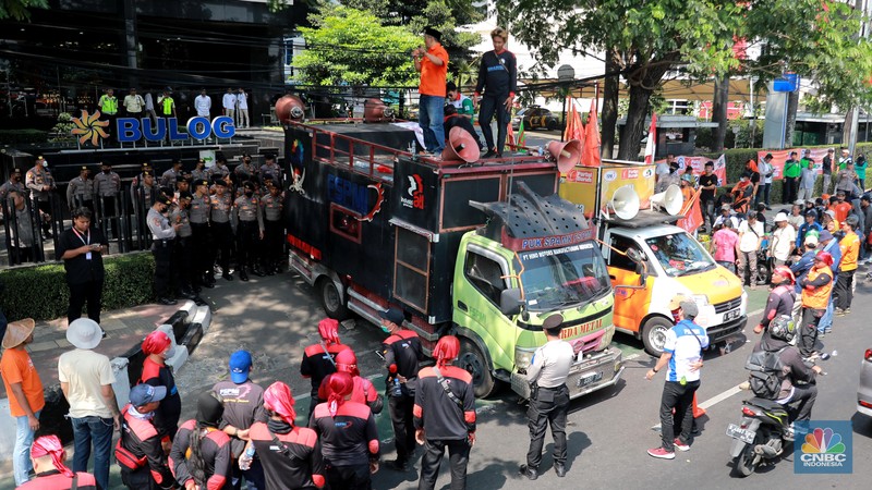 Aksi demonstrasi massa Partai Buruh dan Serikat Petani di depan Gedung Bulog, Kuningan, Jakarta Selatan, Senin (25/9). (CNBC Indonesia/Muhammad Sabki) Aksi demonstrasi massa Partai Buruh dan Serikat Petani di depan Gedung Bulog, Kuningan, Jakarta Selatan, Senin (25/9). (CNBC Indonesia/Muhammad Sabki)