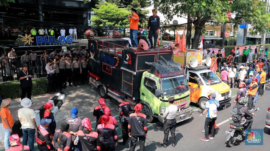 Aksi demonstrasi massa Partai Buruh dan Serikat Petani di depan Gedung Bulog, Kuningan, Jakarta Selatan, Senin (25/9). (CNBC Indonesia/Muhammad Sabki)