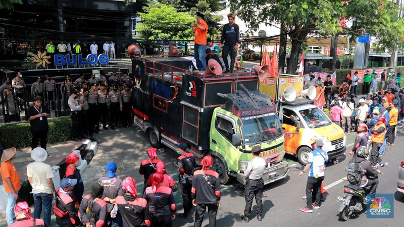 Aksi demonstrasi massa Partai Buruh dan Serikat Petani di depan Gedung Bulog, Kuningan, Jakarta Selatan, Senin (25/9). (CNBC Indonesia/Muhammad Sabki)