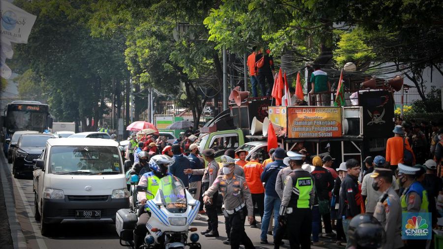 Aksi demonstrasi massa Partai Buruh dan Serikat Petani di depan Gedung Bulog, Kuningan, Jakarta Selatan, Senin (25/9). (CNBC Indonesia/Muhammad Sabki) Aksi demonstrasi massa Partai Buruh dan Serikat Petani di depan Gedung Bulog, Kuningan, Jakarta Selatan, Senin (25/9). (CNBC Indonesia/Muhammad Sabki)
