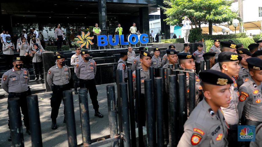 Aksi demonstrasi massa Partai Buruh dan Serikat Petani di depan Gedung Bulog, Kuningan, Jakarta Selatan, Senin (25/9). (CNBC Indonesia/Muhammad Sabki)