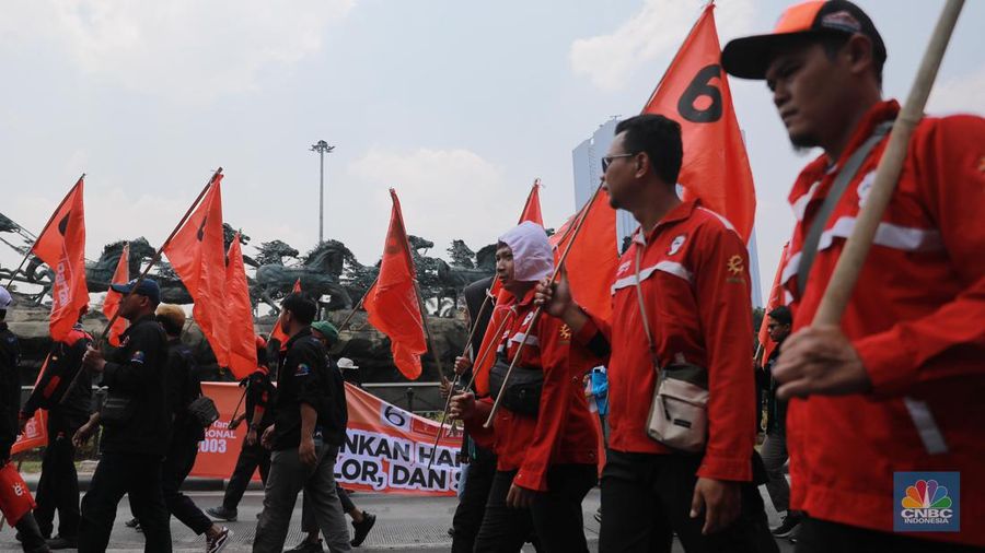 Aksi demonstrasiMassa Partai Buruh dan Serikat Petani di Patung Kuda, Senin (25/9). (CNBC Indonesia/Muhammad Sabki)