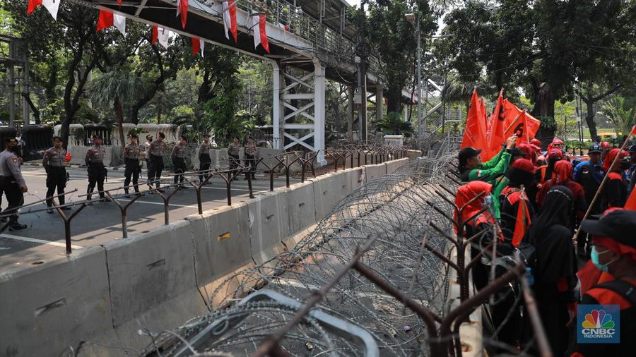 Aksi demonstrasiMassa Partai Buruh dan Serikat Petani di Patung Kuda, Senin (25/9). (CNBC Indonesia/Muhammad Sabki)