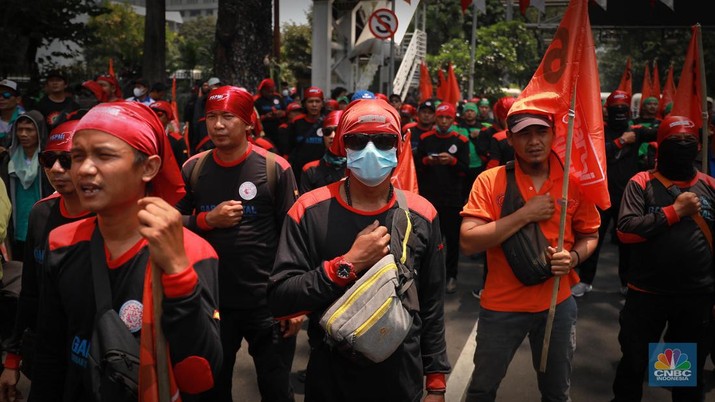 Aksi demonstrasiMassa Partai Buruh dan Serikat Petani di Patung Kuda, Senin (25/9). (CNBC Indonesia/Muhammad Sabki)