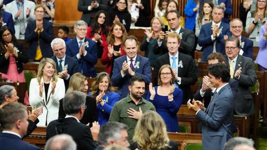 Ukrainian President Volodymyr Zelensky (C) receives a standing ovation from Canadian Prime Minister Justin Trudeau (R) and members of parliament after addressing the House of Commons in Ottawa, Canada, on September 22, 2023. (Photo by Sean Kilpatrick / POOL / AFP)