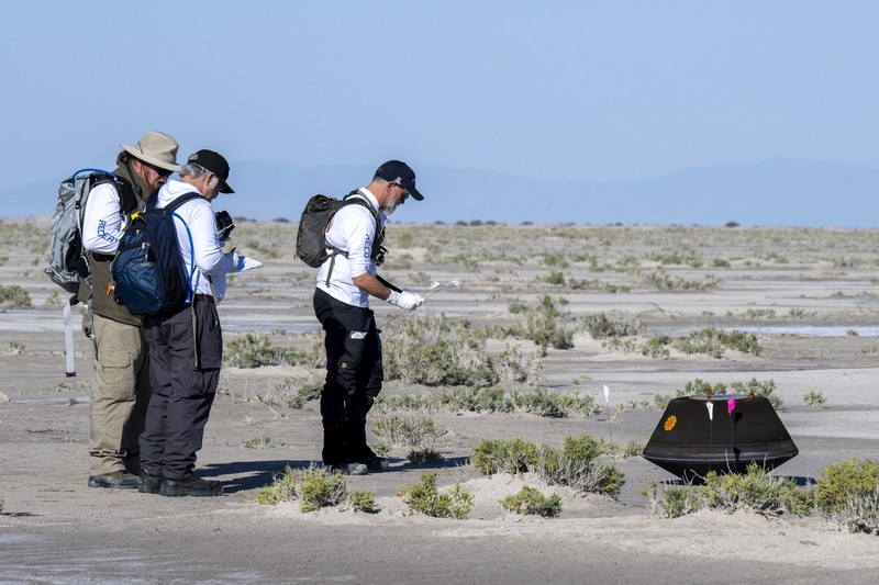 Gambar yang diambil dari video yang disediakan NASA TV ini menunjukkan kapsul yang dilepaskan pesawat luar angkasa Osiris-Rex tergeletak di permukaan setelah mendarat di Bumi, Minggu 24 September 2023. Gambar yang diambil dari video yang disediakan NASA TV ini menunjukkan kapsul yang dilepaskan pesawat luar angkasa Osiris-Rex tergeletak di permukaan setelah mendarat di Bumi, Minggu 24 September 2023. (NASA TV via AP)