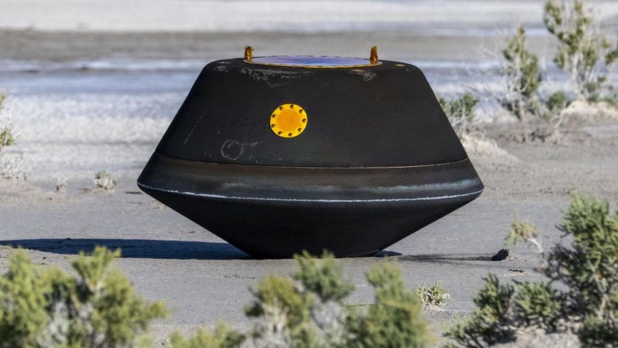 Dalam foto yang disediakan oleh NASA ini, sampel kapsul pengembalian dari misi Osiris-Rex NASA tergeletak di tanah tak lama setelah mendarat di gurun, di Tempat Uji dan Pelatihan Utah Departemen Pertahanan pada Minggu, 24 September 2023. Sampel dikumpulkan dari asteroid Bennu pada Oktober 2020. (Keegan Barber/NASA via AP)