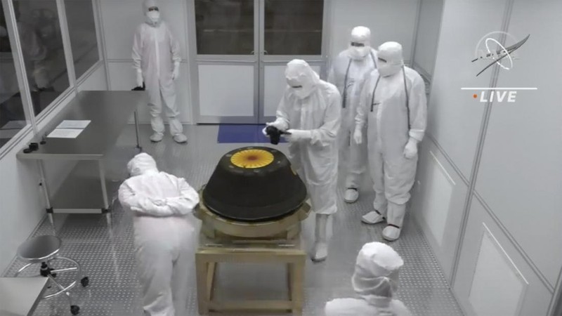 Gambar yang diambil dari video yang disediakan NASA TV ini menunjukkan kapsul yang dilepaskan pesawat luar angkasa Osiris-Rex tergeletak di permukaan setelah mendarat di Bumi, Minggu 24 September 2023. (NASA TV via AP)