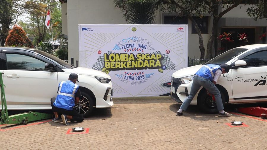 Peserta loma sigap berkendara sedang mengganti ban dalam Festival Indonesia Ayo Aman Berlalu Lintas (IAABL).