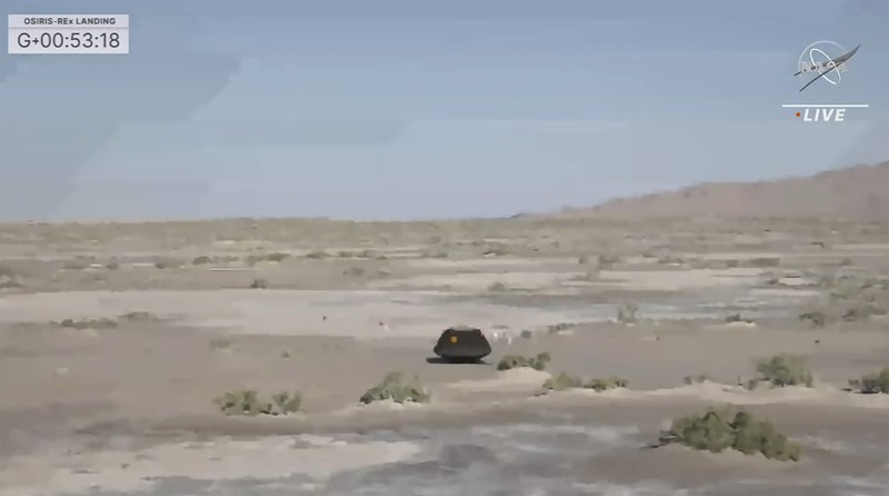 Gambar yang diambil dari video yang disediakan NASA TV ini menunjukkan kapsul yang dilepaskan pesawat luar angkasa Osiris-Rex tergeletak di permukaan setelah mendarat di Bumi, Minggu 24 September 2023. Gambar yang diambil dari video yang disediakan NASA TV ini menunjukkan kapsul yang dilepaskan pesawat luar angkasa Osiris-Rex tergeletak di permukaan setelah mendarat di Bumi, Minggu 24 September 2023. (NASA TV via AP)