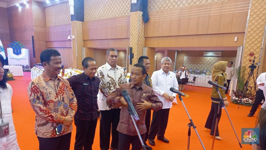 Konferensi Pers Percepatan Pengembangan Investasi Ramah Lingkungan di Kawasan Rempang, Kota Batam oleh Menteri Investasi/Kepala Badan Koordinasi Penanaman Modal (BKPM), Senin (25/9/2023). (CNBC Indonesia/Arrijal Rachma)