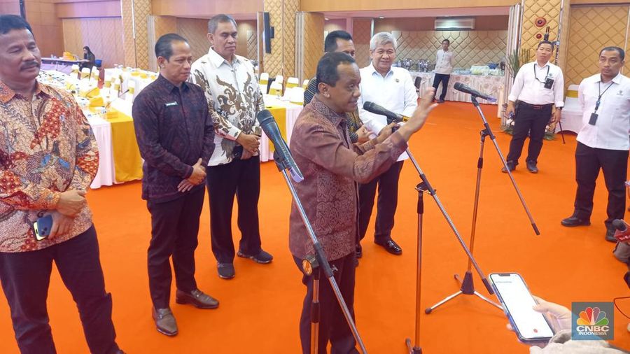 Konferensi Pers Percepatan Pengembangan Investasi Ramah Lingkungan di Kawasan Rempang, Kota Batam oleh Menteri Investasi/Kepala Badan Koordinasi Penanaman Modal (BKPM), Senin (25/9/2023). (CNBC Indonesia/Arrijal Rachma)