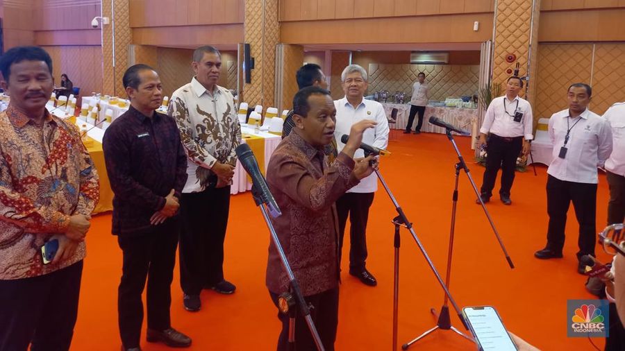 Konferensi Pers Percepatan Pengembangan Investasi Ramah Lingkungan di Kawasan Rempang, Kota Batam oleh Menteri Investasi/Kepala Badan Koordinasi Penanaman Modal (BKPM), Senin (25/9/2023). (CNBC Indonesia/Arrijal Rachma)