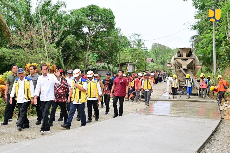 Menteri Pekerjaan Umum dan Perumahan Rakyat (PUPR) Basuki Hadimuljono mendampingi Presiden Jokowi melakukan peninjauan progress pelaksanaan Inpres Jalan Daerah (IJD) di kawasan Sepaku, Penajam Paser Utara, Kalimantan Timur, Sabtu (23/09/2023). (Dok: PUPR) Menteri Pekerjaan Umum dan Perumahan Rakyat (PUPR) Basuki Hadimuljono mendampingi Presiden Jokowi melakukan peninjauan progress pelaksanaan Inpres Jalan Daerah (IJD) di kawasan Sepaku, Penajam Paser Utara, Kalimantan Timur, Sabtu (23/09/2023). (Dok: PUPR)