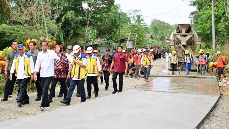 Menteri Pekerjaan Umum dan Perumahan Rakyat (PUPR) Basuki Hadimuljono mendampingi Presiden Jokowi melakukan peninjauan progress pelaksanaan Inpres Jalan Daerah (IJD) di kawasan Sepaku, Penajam Paser Utara, Kalimantan Timur, Sabtu (23/09/2023). (Dok: PUPR)