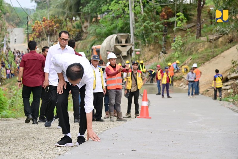 Menteri Pekerjaan Umum dan Perumahan Rakyat (PUPR) Basuki Hadimuljono mendampingi Presiden Jokowi melakukan peninjauan progress pelaksanaan Inpres Jalan Daerah (IJD) di kawasan Sepaku, Penajam Paser Utara, Kalimantan Timur, Sabtu (23/09/2023). (Dok: PUPR) Menteri Pekerjaan Umum dan Perumahan Rakyat (PUPR) Basuki Hadimuljono mendampingi Presiden Jokowi melakukan peninjauan progress pelaksanaan Inpres Jalan Daerah (IJD) di kawasan Sepaku, Penajam Paser Utara, Kalimantan Timur, Sabtu (23/09/2023). (Dok: PUPR)