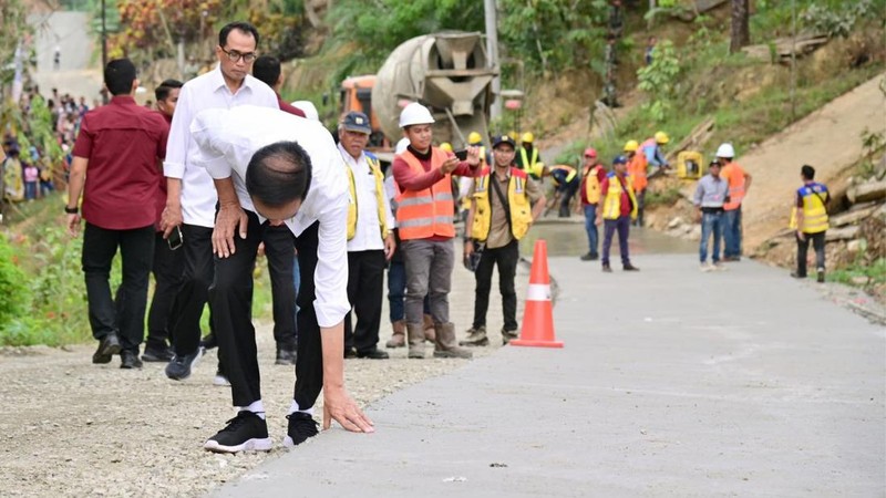 Menteri Pekerjaan Umum dan Perumahan Rakyat (PUPR) Basuki Hadimuljono mendampingi Presiden Jokowi melakukan peninjauan progress pelaksanaan Inpres Jalan Daerah (IJD) di kawasan Sepaku, Penajam Paser Utara, Kalimantan Timur, Sabtu (23/09/2023). (Dok: PUPR)