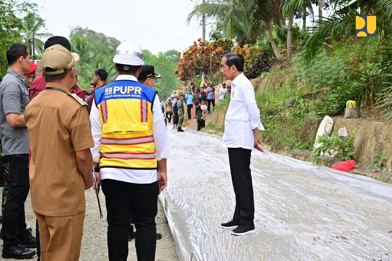 Menteri Pekerjaan Umum dan Perumahan Rakyat (PUPR) Basuki Hadimuljono mendampingi Presiden Jokowi melakukan peninjauan progress pelaksanaan Inpres Jalan Daerah (IJD) di kawasan Sepaku, Penajam Paser Utara, Kalimantan Timur, Sabtu (23/09/2023). (Dok: PUPR) Menteri Pekerjaan Umum dan Perumahan Rakyat (PUPR) Basuki Hadimuljono mendampingi Presiden Jokowi melakukan peninjauan progress pelaksanaan Inpres Jalan Daerah (IJD) di kawasan Sepaku, Penajam Paser Utara, Kalimantan Timur, Sabtu (23/09/2023). (Dok: PUPR)