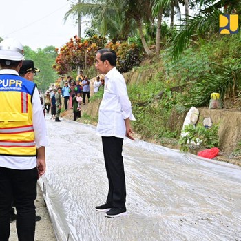 Jokowi Bikin Mulus Jalan-Jalan di Pinggir Proyek IKN