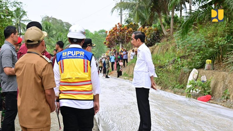 Menteri Pekerjaan Umum dan Perumahan Rakyat (PUPR) Basuki Hadimuljono mendampingi Presiden Jokowi melakukan peninjauan progress pelaksanaan Inpres Jalan Daerah (IJD) di kawasan Sepaku, Penajam Paser Utara, Kalimantan Timur, Sabtu (23/09/2023). (Dok: PUPR)