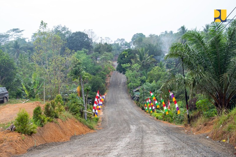 Menteri Pekerjaan Umum dan Perumahan Rakyat (PUPR) Basuki Hadimuljono mendampingi Presiden Jokowi melakukan peninjauan progress pelaksanaan Inpres Jalan Daerah (IJD) di kawasan Sepaku, Penajam Paser Utara, Kalimantan Timur, Sabtu (23/09/2023). (Dok: PUPR) Menteri Pekerjaan Umum dan Perumahan Rakyat (PUPR) Basuki Hadimuljono mendampingi Presiden Jokowi melakukan peninjauan progress pelaksanaan Inpres Jalan Daerah (IJD) di kawasan Sepaku, Penajam Paser Utara, Kalimantan Timur, Sabtu (23/09/2023). (Dok: PUPR)