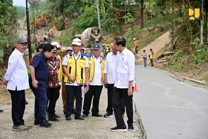 Menteri Pekerjaan Umum dan Perumahan Rakyat (PUPR) Basuki Hadimuljono mendampingi Presiden Jokowi melakukan peninjauan progress pelaksanaan Inpres Jalan Daerah (IJD) di kawasan Sepaku, Penajam Paser Utara, Kalimantan Timur, Sabtu (23/09/2023). (Dok: PUPR)