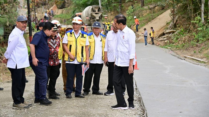 Menteri Pekerjaan Umum dan Perumahan Rakyat (PUPR) Basuki Hadimuljono mendampingi Presiden Jokowi melakukan peninjauan progress pelaksanaan Inpres Jalan Daerah (IJD) di kawasan Sepaku, Penajam Paser Utara, Kalimantan Timur, Sabtu (23/09/2023). (Dok: PUPR)