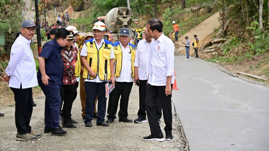 Menteri Pekerjaan Umum dan Perumahan Rakyat (PUPR) Basuki Hadimuljono mendampingi Presiden Jokowi melakukan peninjauan progress pelaksanaan Inpres Jalan Daerah (IJD) di kawasan Sepaku, Penajam Paser Utara, Kalimantan Timur, Sabtu (23/09/2023). (Dok: PUPR)