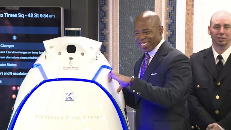 NYPD Meluncurkan Layanan Robot Keamanan Knightscope di Kereta Bawah Tanah Manhattan. (AP/Business Wire)