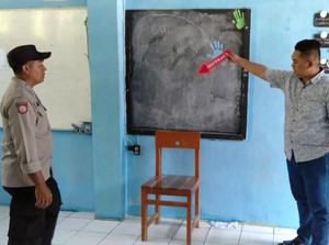 Tangis Bibi Siswa Bacok Guru: Dia Tumpuan Keluarga, Beri Keringanan Pak Hakim