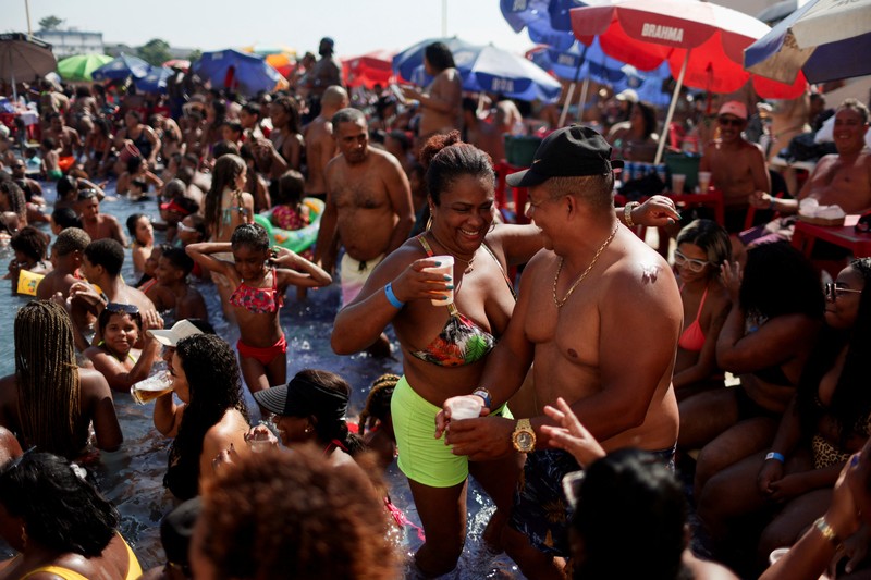 Orang-orang menyegarkan diri di kolam renang, saat gelombang panas di Rio de Janeiro, Brasil 24 September 2023. Orang-orang menyegarkan diri di kolam renang, saat gelombang panas di Rio de Janeiro, Brasil 24 September 2023. (REUTERS/Pilar Olivares)