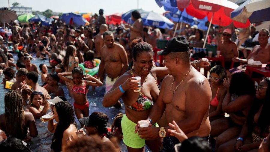 Orang-orang menyegarkan diri di kolam renang, saat gelombang panas di Rio de Janeiro, Brasil 24 September 2023. (REUTERS/Pilar Olivares)