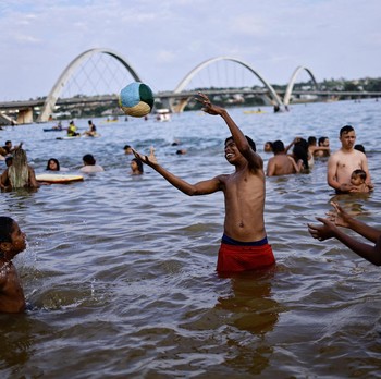 Potret 'Panas Mendidih' Sulap Kondisi Kolam dan Pantai Brasil