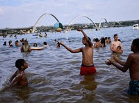 Potret 'Panas Mendidih' Sulap Kondisi Kolam dan Pantai Brasil