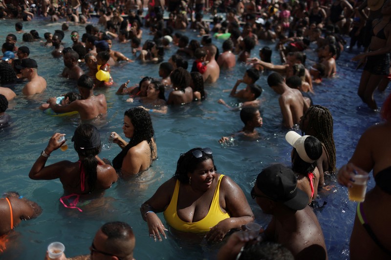 Orang-orang menyegarkan diri di kolam renang, saat gelombang panas di Rio de Janeiro, Brasil 24 September 2023. Orang-orang menyegarkan diri di kolam renang, saat gelombang panas di Rio de Janeiro, Brasil 24 September 2023. (REUTERS/Pilar Olivares)