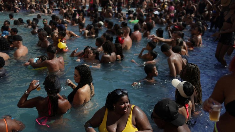 Orang-orang menyegarkan diri di kolam renang, saat gelombang panas di Rio de Janeiro, Brasil 24 September 2023. (REUTERS/Pilar Olivares)