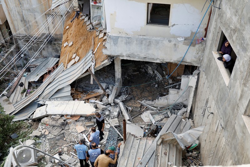 Para pelayat menghadiri pemakaman dua warga Palestina, termasuk seorang pejuang kelompok Islam Hamas, yang terbunuh dalam serangan Israel, di Tulkarm di Tepi Barat yang diduduki Israel 24 September 2023. Para pelayat menghadiri pemakaman dua warga Palestina, termasuk seorang pejuang kelompok Islam Hamas, yang terbunuh dalam serangan Israel, di Tulkarm di Tepi Barat yang diduduki Israel 24 September 2023. (REUTERS/Raneen Sawafta)