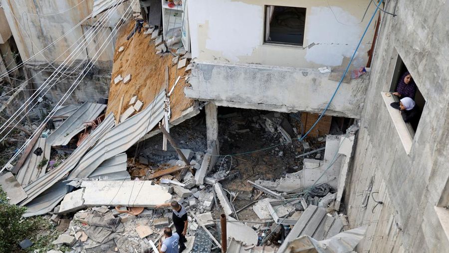 Para pelayat menghadiri pemakaman dua warga Palestina, termasuk seorang pejuang kelompok Islam Hamas, yang terbunuh dalam serangan Israel, di Tulkarm di Tepi Barat yang diduduki Israel 24 September 2023. (REUTERS/Raneen Sawafta)