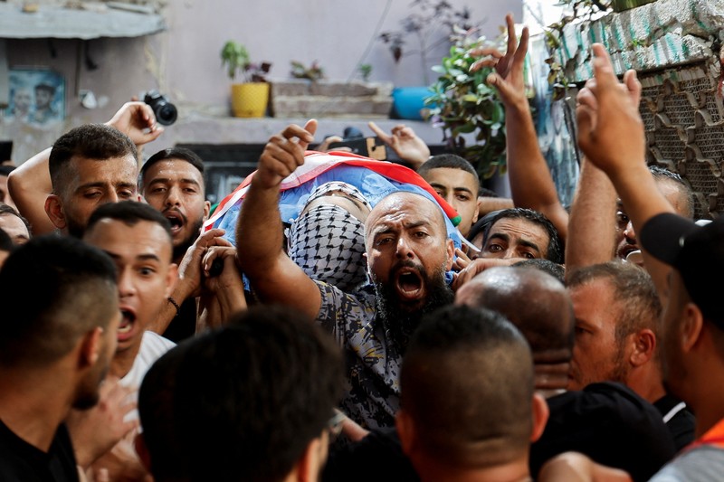 Para pelayat menghadiri pemakaman dua warga Palestina, termasuk seorang pejuang kelompok Islam Hamas, yang terbunuh dalam serangan Israel, di Tulkarm di Tepi Barat yang diduduki Israel 24 September 2023. Para pelayat menghadiri pemakaman dua warga Palestina, termasuk seorang pejuang kelompok Islam Hamas, yang terbunuh dalam serangan Israel, di Tulkarm di Tepi Barat yang diduduki Israel 24 September 2023. (REUTERS/Raneen Sawafta)