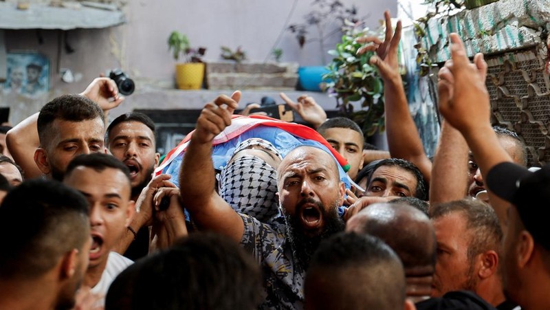 Para pelayat menghadiri pemakaman dua warga Palestina, termasuk seorang pejuang kelompok Islam Hamas, yang terbunuh dalam serangan Israel, di Tulkarm di Tepi Barat yang diduduki Israel 24 September 2023. (REUTERS/Raneen Sawafta)
