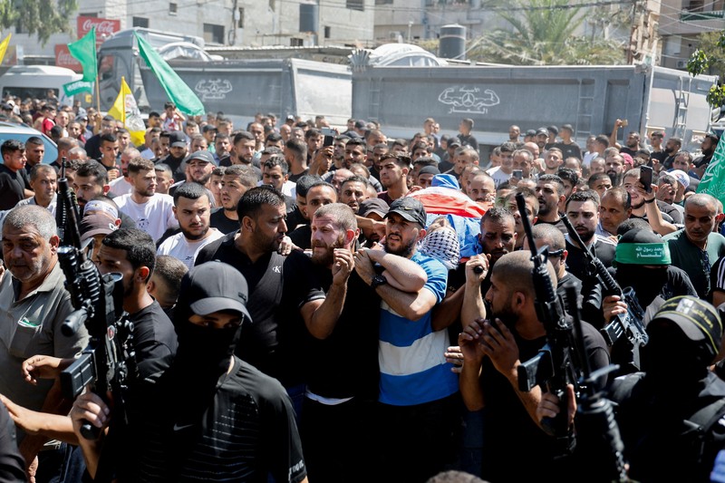 Para pelayat menghadiri pemakaman dua warga Palestina, termasuk seorang pejuang kelompok Islam Hamas, yang terbunuh dalam serangan Israel, di Tulkarm di Tepi Barat yang diduduki Israel 24 September 2023. Para pelayat menghadiri pemakaman dua warga Palestina, termasuk seorang pejuang kelompok Islam Hamas, yang terbunuh dalam serangan Israel, di Tulkarm di Tepi Barat yang diduduki Israel 24 September 2023. (REUTERS/Raneen Sawafta)
