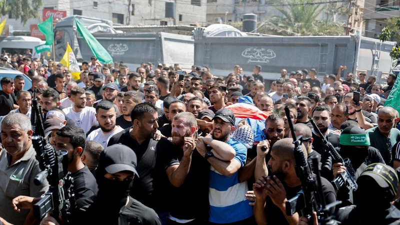 Para pelayat menghadiri pemakaman dua warga Palestina, termasuk seorang pejuang kelompok Islam Hamas, yang terbunuh dalam serangan Israel, di Tulkarm di Tepi Barat yang diduduki Israel 24 September 2023. (REUTERS/Raneen Sawafta)