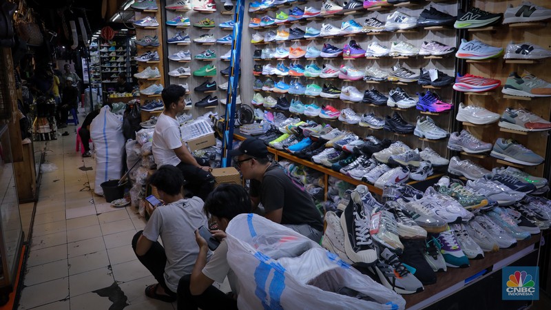 Pedagang sepatu menunggu pembeli di pasar Taman Puring, Kebayoran, Jakarta, Senin (25/9/2023). Pasar Taman Puring yang pada awal tahun 2.000-an menjadi primadona anak muda Jakarta membeli sepatu brand ternama, kini sepi akibat masifnya penjualan online melalaui platform media sosial. (CNBC Indonesia/Faisal Rahman) Pedagang sepatu menunggu pembeli di pasar Taman Puring, Kebayoran, Jakarta, Senin (25/9/2023). Pasar Taman Puring yang pada awal tahun 2.000-an menjadi primadona anak muda Jakarta membeli sepatu brand ternama, kini sepi akibat masifnya penjualan online melalaui platform media sosial. (CNBC Indonesia/Faisal Rahman)