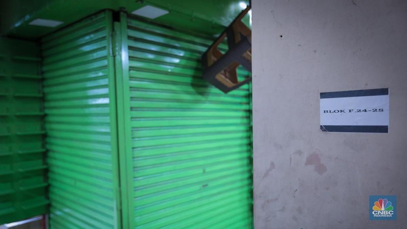 Pedagang sepatu menunggu pembeli di pasar Taman Puring, Kebayoran, Jakarta, Senin (25/9/2023). Pasar Taman Puring yang pada awal tahun 2.000-an menjadi primadona anak muda Jakarta membeli sepatu brand ternama, kini sepi akibat masifnya penjualan online melalaui platform media sosial. (CNBC Indonesia/Faisal Rahman)