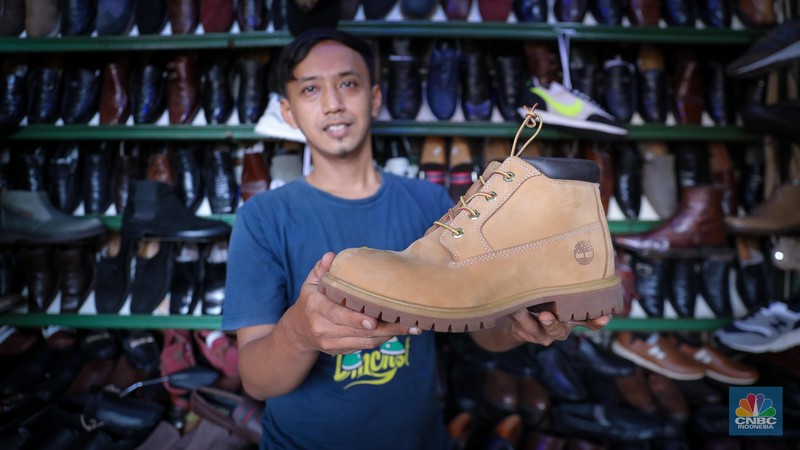 Pedagang sepatu menunggu pembeli di pasar Taman Puring, Kebayoran, Jakarta, Senin (25/9/2023). Pasar Taman Puring yang pada awal tahun 2.000-an menjadi primadona anak muda Jakarta membeli sepatu brand ternama, kini sepi akibat masifnya penjualan online melalaui platform media sosial. (CNBC Indonesia/Faisal Rahman) Pedagang sepatu menunggu pembeli di pasar Taman Puring, Kebayoran, Jakarta, Senin (25/9/2023). Pasar Taman Puring yang pada awal tahun 2.000-an menjadi primadona anak muda Jakarta membeli sepatu brand ternama, kini sepi akibat masifnya penjualan online melalaui platform media sosial. (CNBC Indonesia/Faisal Rahman)