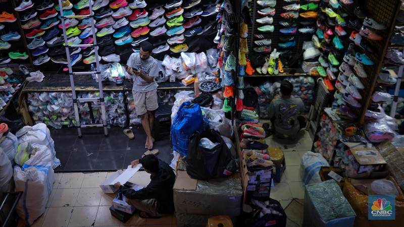 Pedagang sepatu menunggu pembeli di pasar Taman Puring, Kebayoran, Jakarta, Senin (25/9/2023). Pasar Taman Puring yang pada awal tahun 2.000-an menjadi primadona anak muda Jakarta membeli sepatu brand ternama, kini sepi akibat masifnya penjualan online melalaui platform media sosial. (CNBC Indonesia/Faisal Rahman) Pedagang sepatu menunggu pembeli di pasar Taman Puring, Kebayoran, Jakarta, Senin (25/9/2023). Pasar Taman Puring yang pada awal tahun 2.000-an menjadi primadona anak muda Jakarta membeli sepatu brand ternama, kini sepi akibat masifnya penjualan online melalaui platform media sosial. (CNBC Indonesia/Faisal Rahman)