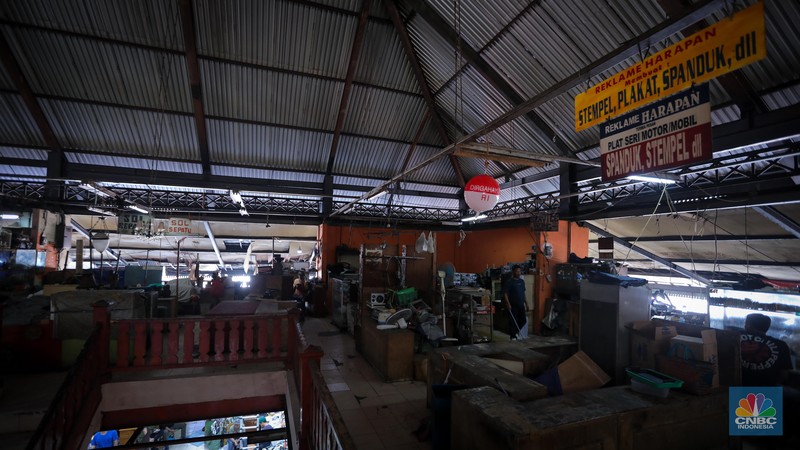 Pedagang sepatu menunggu pembeli di pasar Taman Puring, Kebayoran, Jakarta, Senin (25/9/2023). Pasar Taman Puring yang pada awal tahun 2.000-an menjadi primadona anak muda Jakarta membeli sepatu brand ternama, kini sepi akibat masifnya penjualan online melalaui platform media sosial. (CNBC Indonesia/Faisal Rahman)