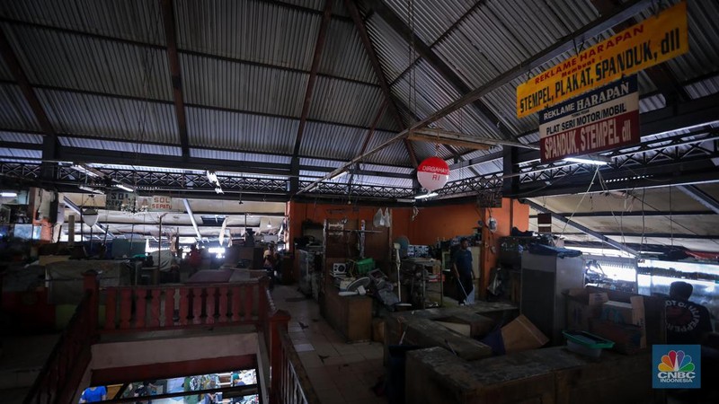 Pedagang sepatu menunggu pembeli di pasar Taman Puring, Kebayoran, Jakarta, Senin (25/9/2023). Pasar Taman Puring yang pada awal tahun 2.000-an menjadi primadona anak muda Jakarta membeli sepatu brand ternama, kini sepi akibat masifnya penjualan online melalaui platform media sosial. (CNBC Indonesia/Faisal Rahman)